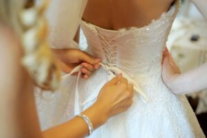 Komplizieret Änderungen von Brautkleidern an Brust, Rücken, Taille, und Rock